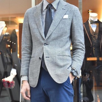 С чем носить темно-серый галстук мужчине в теплую погоду: Сочетание серого пиджака в шотландскую клетку и темно-серого галстука — замечательный пример изысканного мужского стиля.