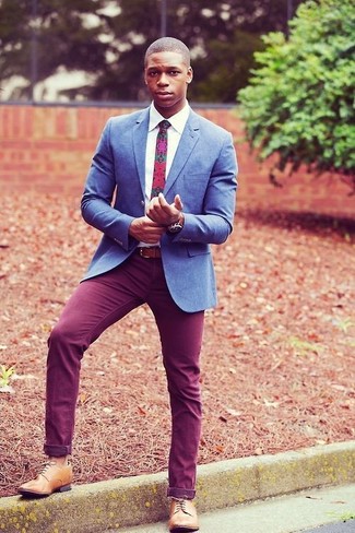 С чем носить светло-фиолетовые брюки мужчине: Синий пиджак и светло-фиолетовые брюки помогут создать интересный мужской лук для работы в офисе. Хотел бы сделать лук немного элегантнее? Тогда в качестве дополнения к этому образу, выбирай светло-коричневые кожаные туфли дерби.