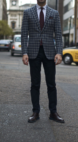 С чем носить темно-синий шерстяной пиджак в шотландскую клетку мужчине: Тандем темно-синего шерстяного пиджака в шотландскую клетку и темно-синих брюк чинос поможет выглядеть аккуратно, но при этом подчеркнуть твой личный стиль. Если ты предпочитаешь смелые решения в своих луках, заверши этот темно-коричневыми кожаными туфлями дерби.
