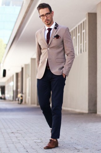 Модный лук: коричневый пиджак, белая классическая рубашка, темно-синие брюки чинос, темно-коричневые кожаные оксфорды