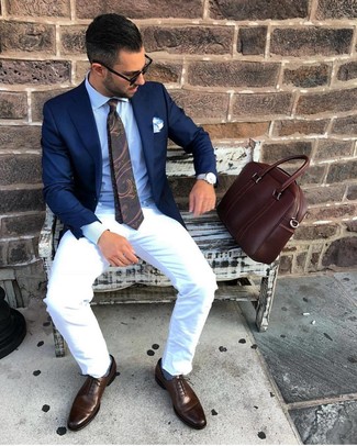 С чем носить темно-сине-белые носки мужчине в теплую погоду: Темно-синий пиджак и темно-сине-белые носки — замечательное решение для мужчин, которые постоянно в движении. Разнообразить ансамбль и добавить в него чуточку классики помогут темно-коричневые кожаные оксфорды.