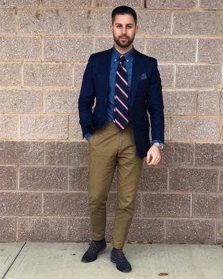 Какие классические рубашки носить с оливковыми брюками чинос в 30 лет: Классическая рубашка в паре с оливковыми брюками чинос — великолепный пример привлекательного офисного стиля для парней. Не прочь сделать ансамбль немного элегантнее? Тогда в качестве обуви к этому ансамблю, обрати внимание на темно-синие кожаные оксфорды.