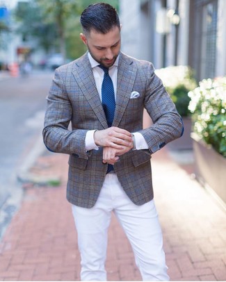 Как носить темно-серый пиджак в шотландскую клетку с белыми брюками чинос: Лук из темно-серого пиджака в шотландскую клетку и белых брюк чинос поможет реализовать в твоем луке городской стиль современного мужчины.