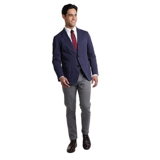 С чем носить темно-красный галстук в горошек мужчине в стиле смарт-кэжуал: Темно-синий пиджак в сочетании с темно-красным галстуком в горошек позволит создать модный и в то же время элегантный образ. Почему бы не привнести в этот лук толику непринужденности с помощью черных кожаных ботинок дезертов?