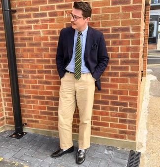 С чем носить темно-зеленый галстук в 30 лет мужчине в теплую погоду: Темно-синий пиджак и темно-зеленый галстук помогут создать утонченный мужской лук. Если тебе нравится поэкспериментировать, на ноги можно надеть черные кожаные лоферы.