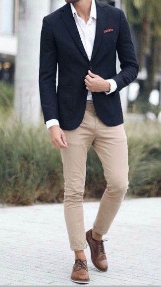 Модный лук: черный пиджак, белая классическая рубашка, светло-коричневые брюки чинос, коричневые кожаные туфли дерби