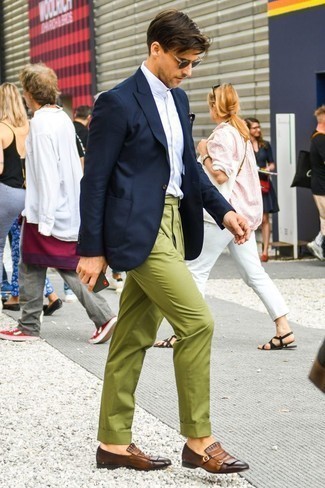 Какие классические рубашки носить с оливковыми брюками чинос в 30 лет: Классическая рубашка и оливковые брюки чинос — обязательные вещи в арсенале стильного мужчины. Если тебе нравится соединять в своих образах разные стили, из обуви можешь надеть коричневые кожаные монки с двумя ремешками.