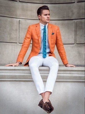 Как носить белые брюки чинос с табачными замшевыми лоферами с кисточками в 20 лет: Если ты принадлежишь к той когорте мужчин, которые любят одеваться со вкусом, тебе придется по вкусу сочетание оранжевого пиджака в клетку и белых брюк чинос. Если ты не боишься смешивать в своих луках разные стили, из обуви можешь надеть табачные замшевые лоферы с кисточками.