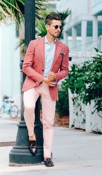 С чем носить темно-красную куртку в 30 лет мужчине лето: Темно-красная куртка и розовые брюки чинос будут великолепно смотреться в модном гардеробе самых избирательных джентльменов. Не прочь сделать лук немного элегантнее? Тогда в качестве дополнения к этому образу, выбирай темно-синие кожаные лоферы с кисточками. Само собой разумеется, подобное сочетание станет прекрасным выбором в знойный летний день.