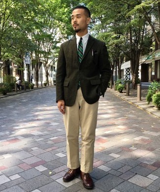 С чем носить зеленый галстук мужчине: Для создания элегантного вечернего образа отлично подойдет темно-зеленый шерстяной пиджак и зеленый галстук. Темно-красные кожаные оксфорды — беспроигрышный выбор, чтобы завершить образ.