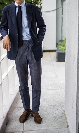 Как носить темно-синий пиджак с коричневыми замшевыми лоферами в 30 лет мужчине лето: Темно-синий пиджак и темно-серые брюки чинос — неотъемлемые вещи в гардеробе стильного молодого человека. Хотел бы привнести сюда толику строгости? Тогда в качестве дополнения к этому ансамблю, стоит обратить внимание на коричневые замшевые лоферы. Подобное сочетание прекрасно подойдет для солнечной погоды.