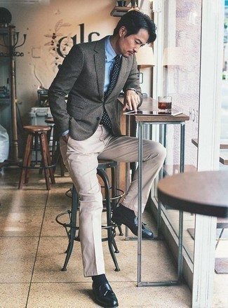 С чем носить серый пиджак с узором "гусиные лапки" мужчине: Сочетание серого пиджака с узором "гусиные лапки" и бежевых брюк чинос прекрасно вписывается в разные дресс-коды. Если тебе нравится использовать в своих ансамблях разные стили, на ноги можно надеть темно-синие кожаные лоферы с кисточками.