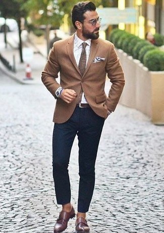 С чем носить белую классическую рубашку в вертикальную полоску мужчине в теплую погоду в стиле смарт-кэжуал: Дуэт белой классической рубашки в вертикальную полоску и темно-синих брюк чинос позволит воплотить в твоем образе городской стиль современного парня. Если тебе нравится смешивать в своих луках разные стили, из обуви можешь надеть коричневые кожаные монки с двумя ремешками.