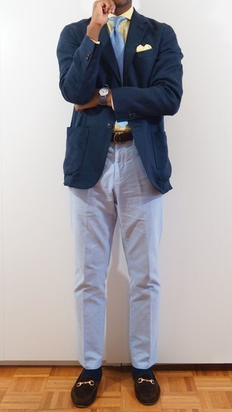 С чем носить бирюзовый галстук в 30 лет мужчине в теплую погоду: Темно-синий пиджак в сочетании с бирюзовым галстуком позволит создать модный классический лук. Ты сможешь легко адаптировать такой лук к повседневным условиям городской жизни, дополнив его темно-коричневыми замшевыми лоферами.