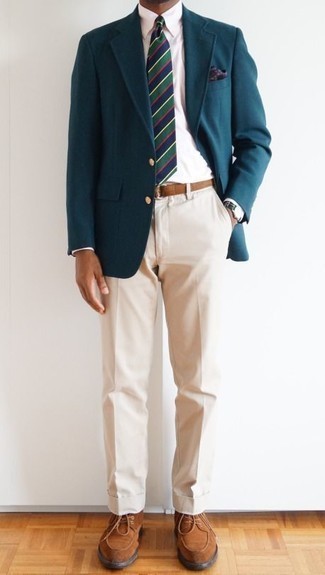 С чем носить темно-сине-зеленый галстук в горизонтальную полоску в 30 лет мужчине: Темно-бирюзовый пиджак в сочетании с темно-сине-зеленым галстуком в горизонтальную полоску поможет составить незабываемый мужской лук. Очень органично здесь будут выглядеть коричневые замшевые туфли дерби.