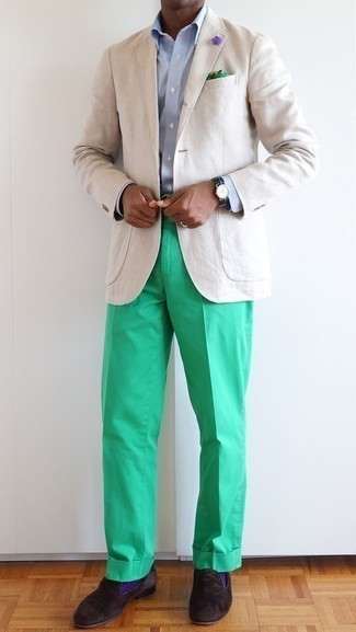 Какие пиджаки носить с зелеными брюками чинос в стиле смарт-кэжуал: Пиджак в паре с зелеными брюками чинос прекрасно подходит для рабочего дня в офисе. Очень неплохо здесь смотрятся темно-коричневые замшевые лоферы.