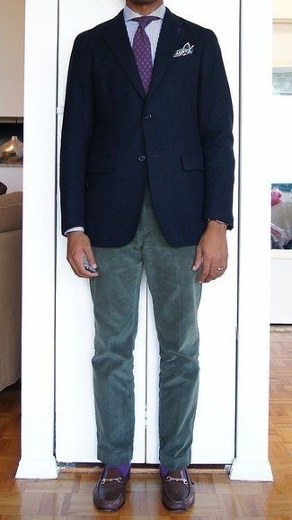 Какие лоферы носить с темно-зелеными брюками чинос в теплую погоду: Темно-синий пиджак и темно-зеленые брюки чинос позволят составить необыденный мужской лук для офиса. Лоферы добавят образу стильной строгости.