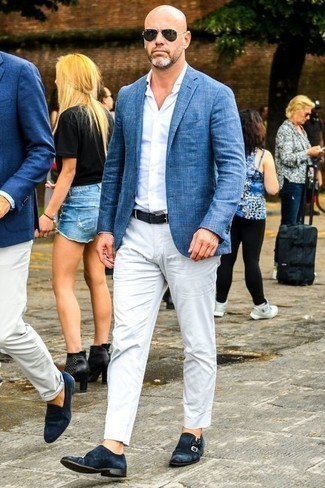 Какие монки носить с белыми брюками чинос за 40 лет: Образ из синего пиджака в клетку и белых брюк чинос поможет выглядеть аккуратно, а также выразить твой личный стиль. Хочешь привнести в этот лук толику классики? Тогда в качестве дополнения к этому ансамблю, выбирай монки.