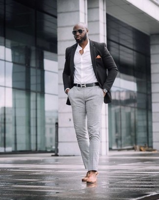 Модный лук: черный пиджак, белая классическая рубашка, серые брюки чинос в клетку, коричневые кожаные лоферы