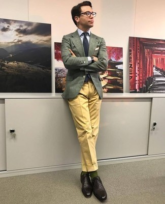 Какие пиджаки носить с желтыми брюками чинос лето: Пиджак и желтые брюки чинос помогут создать незаезженный мужской образ для работы в офисе. Думаешь добавить сюда нотку элегантности? Тогда в качестве обуви к этому образу, выбирай темно-коричневые кожаные оксфорды. Пережить невозможную летнюю жару будет определенно проще, когда на тебе такое сочетание одежды.