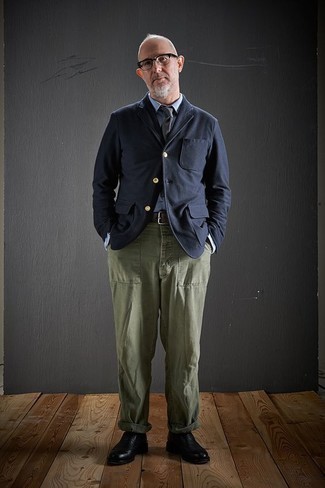 Какие классические рубашки носить с оливковыми брюками чинос за 50 лет: Когда не знаешь, что надеть на учебу или на работу, классическая рубашка и оливковые брюки чинос — великолепный выбор. Такой образ получит новое прочтение в сочетании с черными кожаными ботинками челси.