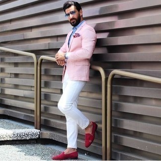 С чем носить розовый нагрудный платок в 30 лет в стиле смарт-кэжуал: Розовый пиджак и розовый нагрудный платок позволят создать простой и комфортный лук для выходного в парке или вечера в шумном заведении с друзьями. Хочешь сделать лук немного строже? Тогда в качестве обуви к этому луку, стоит обратить внимание на красные замшевые лоферы.