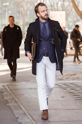 Какие пиджаки носить с темно-коричневыми монками с двумя ремешками: Тандем пиджака и белых брюк чинос — олицетворение современного стиля в большом городе. Любишь незаезженные луки? Закончи образ темно-коричневыми монками с двумя ремешками.