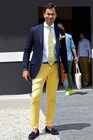 С чем носить желтые брюки чинос в стиле смарт-кэжуал: Темно-синий пиджак в паре с желтыми брюками чинос — олицетворение привлекательного офисного стиля для мужчин. Такой лук легко получает новое прочтение в сочетании с темно-синими замшевыми лоферами с кисточками.