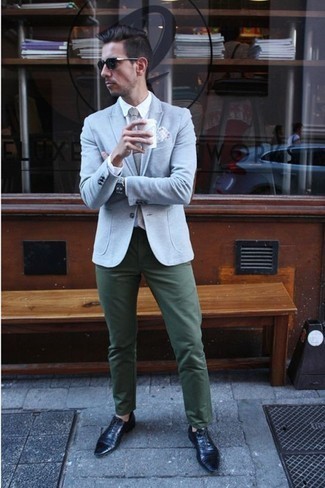Как носить голубой пиджак с темно-зелеными брюками чинос лето в стиле смарт-кэжуал: Если не знаешь, в чем пойти на учебу или на работу, голубой пиджак и темно-зеленые брюки чинос — идеальный образ. Любители экспериментировать могут дополнить лук черными кожаными оксфордами, тем самым добавив в него немного классики. Подобное сочетание обеспечит тебе свободу движений в зной и уверенность в том, что ты выглядишь безукоризненно.