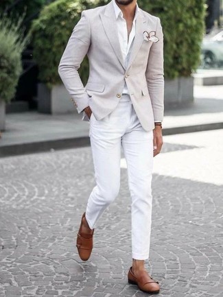 С чем носить коричневые кожаные монки: Бежевый пиджак в сочетании с белыми брюками чинос поможет выразить твою индивидуальность. Почему бы не добавить в повседневный образ толику изысканности с помощью коричневых кожаных монок?