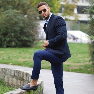 Какие брюки чинос носить с темно-синими лоферами: Сочетание темно-синего пиджака и брюк чинос позволит создать стильный, но в то же время мужественный лук. Что же касается обуви, можно отдать предпочтение классическому стилю и выбрать темно-синие лоферы.
