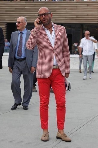 С чем носить красные брюки чинос за 40 лет в теплую погоду: Если ты принадлежишь к той категории молодых людей, которые любят одеваться с иголочки, тебе полюбится сочетание красного пиджака в мелкую клетку и красных брюк чинос. Хотел бы привнести сюда толику изысканности? Тогда в качестве дополнения к этому луку, стоит обратить внимание на светло-коричневые замшевые лоферы с кисточками.