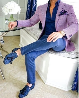 Какие лоферы носить с синими брюками чинос в 30 лет: Светло-фиолетовый пиджак в сочетании с синими брюками чинос подойдет для вечера с девушкой или похода в бар с друзьями. Любишь экспериментировать? Дополни образ лоферами.