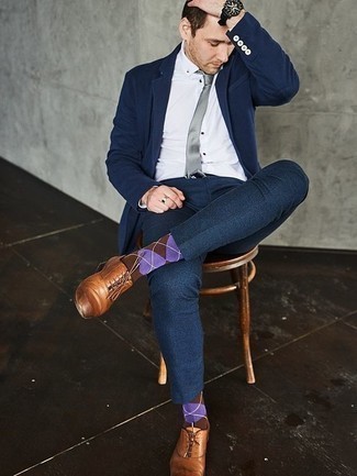 С чем носить коричневые носки мужчине: Темно-синий пиджак и коричневые носки — стильный выбор мужчин, которые никогда не сидят на месте. Любишь экспериментировать? Дополни образ табачными кожаными оксфордами.