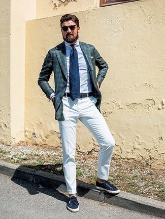 С чем носить бело-черные брюки чинос за 40 лет в теплую погоду в стиле смарт-кэжуал: Темно-зеленый пиджак в шотландскую клетку в сочетании с бело-черными брюками чинос — чудесный пример привлекательного офисного стиля для джентльменов. Чтобы лук не получился слишком зализанным, можешь надеть темно-синие низкие кеды из плотной ткани.