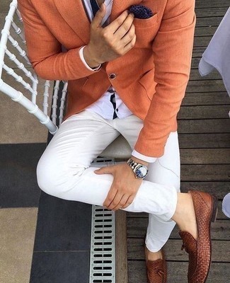Какие брюки чинос носить с оранжевым пиджаком в стиле смарт-кэжуал: Если ты принадлежишь к той немногочисленной категории парней, способных ориентироваться в трендах, тебе полюбится образ из оранжевого пиджака и брюк чинос. Теперь почему бы не привнести в повседневный образ немного нарядности с помощью коричневых кожаных плетеных лоферов?
