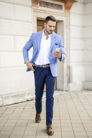 С чем носить голубой пиджак мужчине в теплую погоду в стиле смарт-кэжуал: Голубой пиджак и темно-синие брюки чинос — обязательные вещи в гардеробе джентльменов с чувством стиля. Что до обуви, можешь отдать предпочтение классическому стилю и выбрать коричневые кожаные туфли дерби.