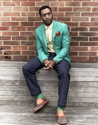 Какие оксфорды носить с зеленым пиджаком в 30 лет: Зеленый пиджак и темно-синие брюки чинос — прекрасный вариант для воплощения мужского образа в стиле смарт-кэжуал. Не прочь сделать лук немного строже? Тогда в качестве обуви к этому ансамблю, стоит выбрать оксфорды.