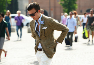 С чем носить золотой пиджак мужчине: Друзья оценят твое чувство стиля, если увидят тебя в золотом пиджаке и белых брюках чинос.