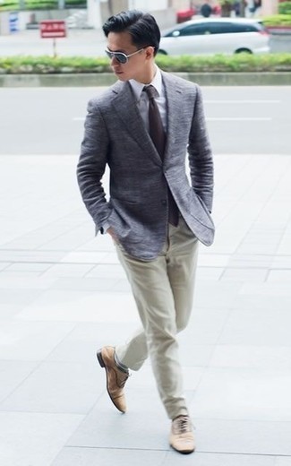 Какие оксфорды носить с бежевыми брюками чинос в 20 лет: Сочетание серого пиджака и бежевых брюк чинос поможет реализовать в твоем луке городской стиль современного молодого человека. Очень гармонично здесь смотрятся оксфорды.