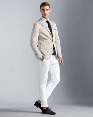 С чем носить темно-сине-белый галстук в горизонтальную полоску мужчине лето: Бежевый пиджак в сочетании с темно-сине-белым галстуком в горизонтальную полоску позволит создать эффектный мужской лук. Что касается обуви, темно-коричневые замшевые оксфорды — самый удачный вариант. Само собой разумеется, подобное сочетание станет великолепным вариантом в теплый летний день.