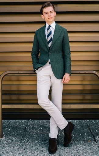 С чем носить темно-зеленый пиджак в 20 лет мужчине в теплую погоду в стиле смарт-кэжуал: Темно-зеленый пиджак в паре с бежевыми брюками чинос поможет составить стильный, и в то же время мужественный лук. Хотел бы сделать лук немного элегантнее? Тогда в качестве дополнения к этому образу, обрати внимание на темно-коричневые замшевые лоферы.
