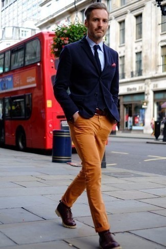С чем носить красные кожаные повседневные ботинки мужчине: Любишь выглядеть солидно? Тогда тандем темно-синего пиджака и оранжевых брюк чинос для тебя. В паре с этим ансамблем выгодно будут смотреться красные кожаные повседневные ботинки.