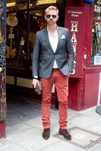 С чем носить красные брюки чинос: Лук из темно-синего пиджака и красных брюк чинос поможет выглядеть аккуратно, а также подчеркнуть твой индивидуальный стиль. Почему бы не привнести в этот образ на каждый день немного стильной строгости с помощью темно-коричневых замшевых ботинок челси?