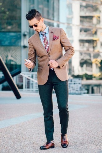 С чем носить розовый галстук в 30 лет мужчине: Светло-коричневый пиджак и розовый галстук помогут создать элегантный мужской образ. Вкупе с этим ансамблем отлично будут выглядеть табачные кожаные оксфорды.