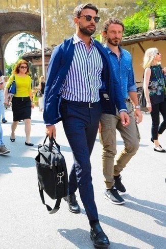 Как носить темно-синие брюки чинос с черными кожаными монками в 30 лет: Синий пиджак и темно-синие брюки чинос — беспроигрышный выбор для воплощения мужского образа в элегантно-деловом стиле. Думаешь сделать образ немного элегантнее? Тогда в качестве дополнения к этому луку, обрати внимание на черные кожаные монки.