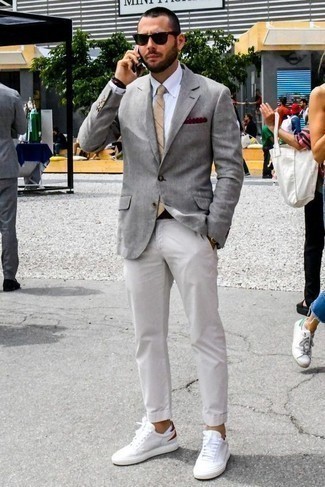 Модный лук: серый пиджак, белая классическая рубашка, белые брюки чинос, бело-красные низкие кеды из плотной ткани
