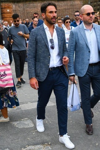 С чем носить синий пиджак в 30 лет мужчине лето в стиле смарт-кэжуал: Если ты приписываешь себя к той немногочисленной категории мужчин, неплохо ориентирующихся в одежде, тебе полюбится лук из синего пиджака и темно-синих брюк чинос. Если тебе нравится более практичная обувь, останови свой выбор на белых низких кедах из плотной ткани. Однозначно, подобный ансамбль как нельзя лучше подойдет для жаркой погоды.