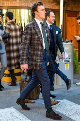 С чем носить темно-зеленые носки в 20 лет мужчине лето в стиле смарт-кэжуал: Если в одежде ты делаешь ставку на удобство и функциональность, темно-коричневый пиджак в шотландскую клетку и темно-зеленые носки — превосходный выбор для расслабленного повседневного мужского образа. Если ты любишь сочетать в своих ансамблях разные стили, на ноги можно надеть темно-коричневые замшевые лоферы с кисточками. Как видишь, это довольно-таки удобное и несложное сочетание для лета.