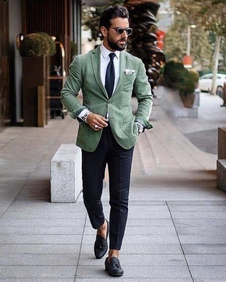 Какие пиджаки носить с бело-красной классической рубашкой мужчине лето в стиле смарт-кэжуал: Пиджак смотрится великолепно в сочетании с бело-красной классической рубашкой. Думаешь привнести сюда немного строгости? Тогда в качестве обуви к этому образу, выбирай темно-синие кожаные лоферы с кисточками. В такой одежде тебе будет очень удобно, если на улице очень душно.
